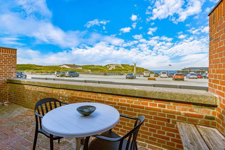 Ferienhaus mit Meerblick für 4 Personen, mit Balkon/Terrasse und Ausblick sowie Terrasse in Henne Strand