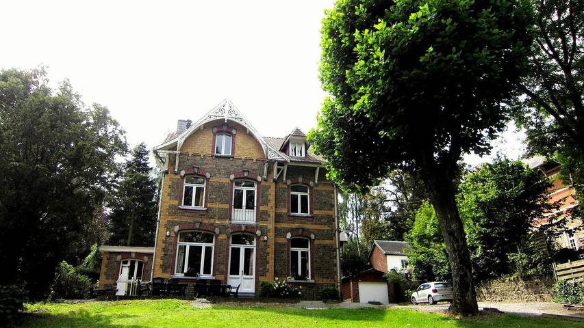 Vakantiehuis voor 15 personen, with uitzicht op het meer and tuin as well as zwembad and terras in Spa