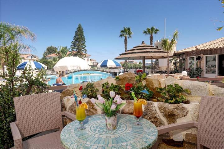 Gîte pour 5 personnes, avec jardin et vue ainsi que bassin pour enfant et piscine, adapté aux familles dans Kalamaki - 2