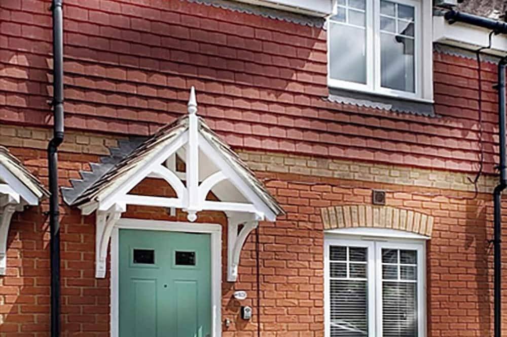 Pet-Friendly 2 Bed, 2 Bath Home | Private Garden in Wokingham, Berkshire