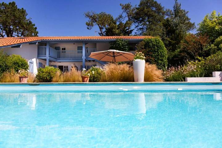 Chambre d’hôte pour 15 personnes, avec Terrasse et Jardin ainsi que Piscine et Vue à Anglet