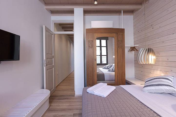 V77 Seafront Leto Suite with roof top hot tub. in Rethymno (City), Rethymno en omgeving