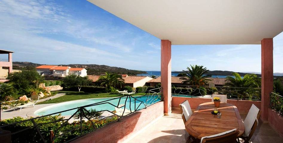 Appartement de vacances pour 4 personnes, avec piscine ainsi que balcon et vue