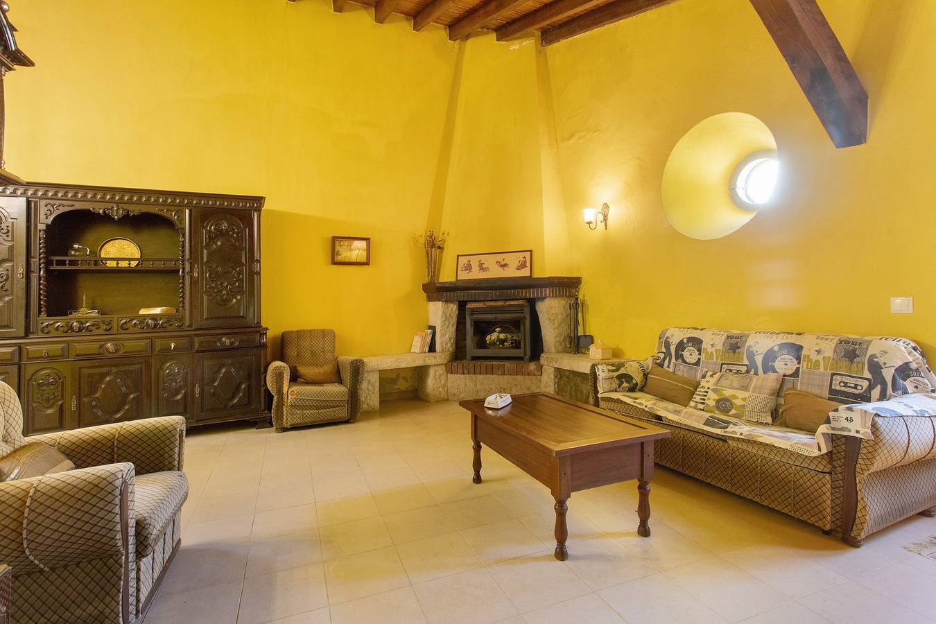 Vakantiehuis 'Amarela' met Uitzicht op de Bergen, Gedeeld Zwembad en Wifi in Alenquer, Lissabon District