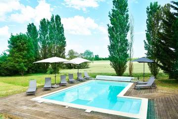 Gîte pour 10 personnes, avec vue et terrasse ainsi que jardin et piscine, animaux acceptés à Saint-Colomb-de-Lauzun