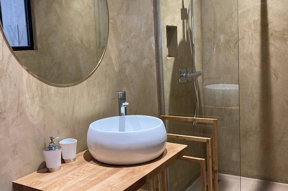 Chambre avec salle de bain, toilettes et terrasse à 200m du Golf de Saumane in Saumane-de-Vaucluse, Vaucluse