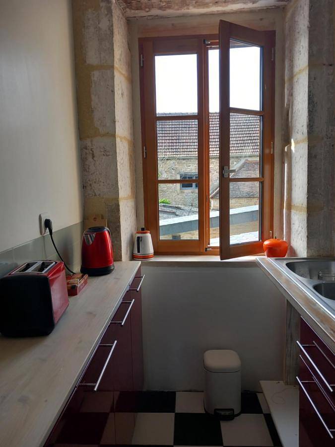 Gîte pour 2 personnes, avec terrasse et vue dans Eglise Notre Dame De Noyers - 3