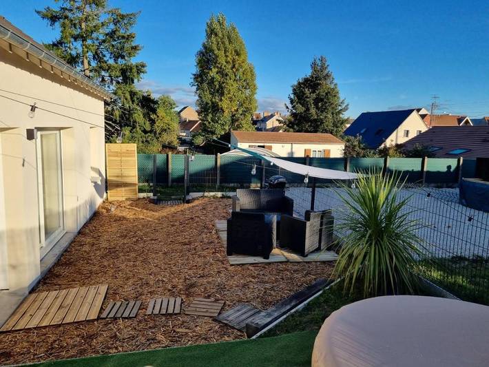 Location de vacances pour 6 personnes, avec jardin et piscine à Saint-Denis-de-l'Hôtel - 2