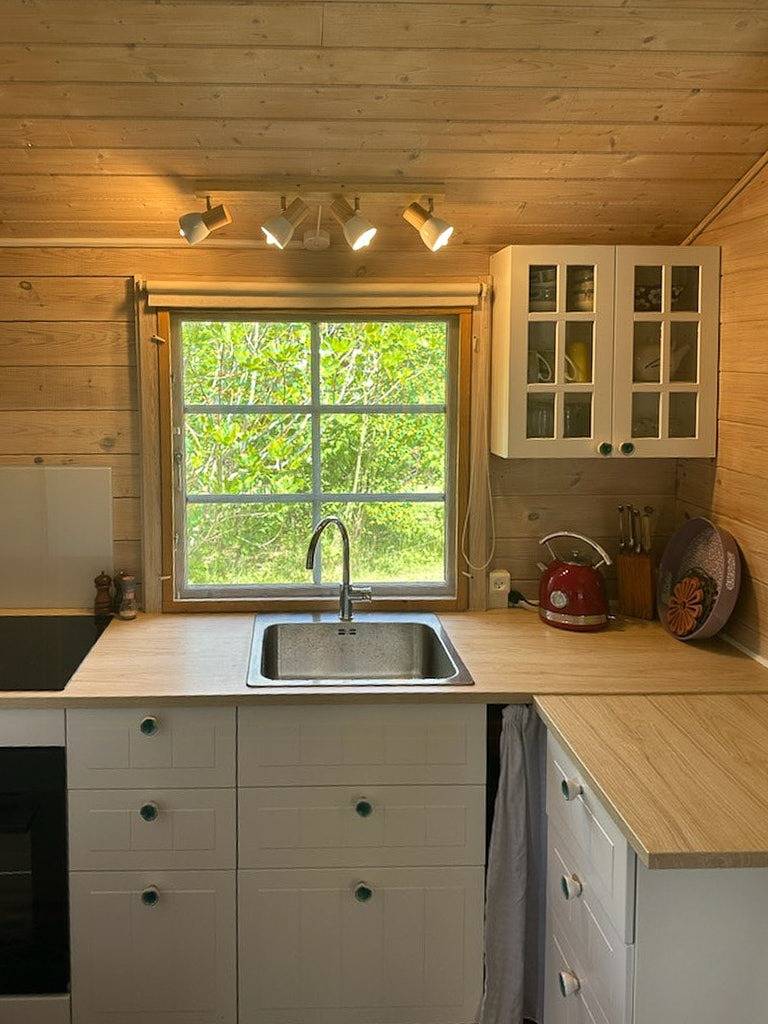 Blå sommerhus på idylliske Askø in Askø, Svenske Østersjøen