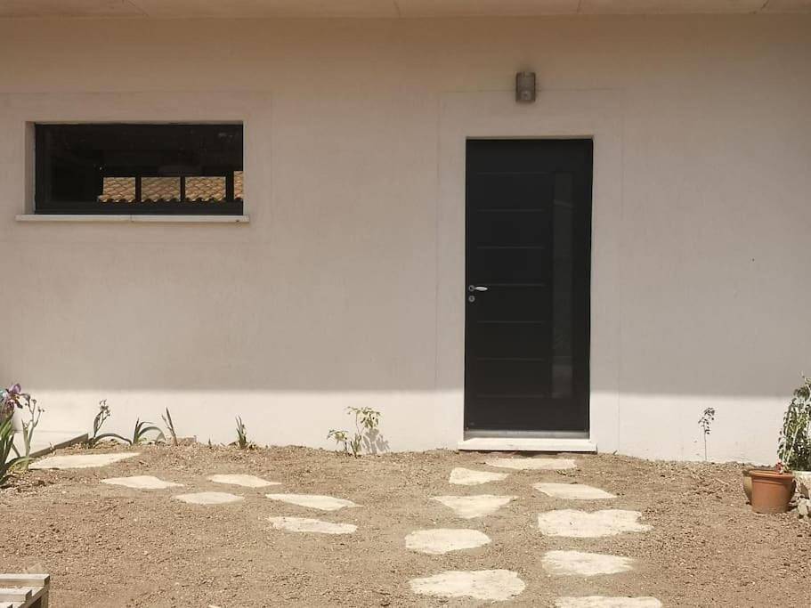 Appartement entier, Studio in Les Pennes-Mirabeau, Côte méditerranéenne (France)