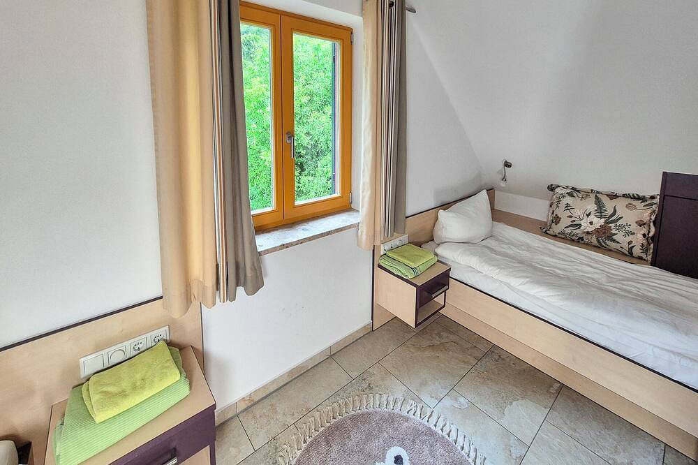 Grünes Häuschen mit Sauna, 5 * am See in Garden (Lohmen), Lohmen
