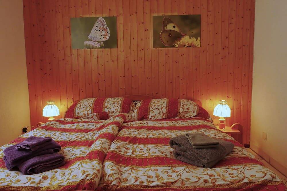 Ganze Wohnung, Chalet Romantica: Private Garden and Relaxation at 1,200m in Dalpe, Tessiner Alpen