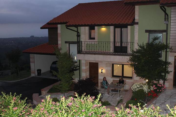 Resort para 13 personas, con vistas además de jardín y piscina, Se admiten mascotas en Comarca de la Sidra - 4