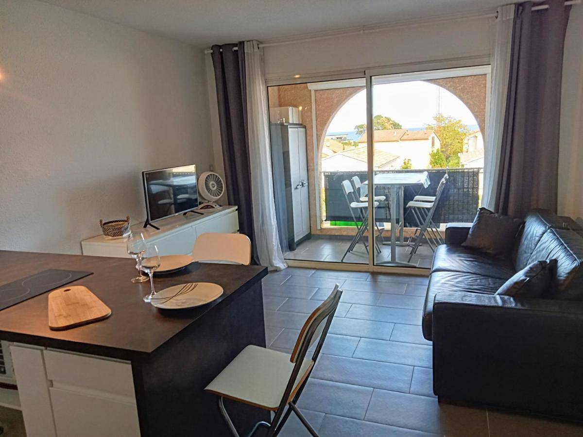 Appartement entier, Studio with Balcony in Cervione, Arrondissement de Corte