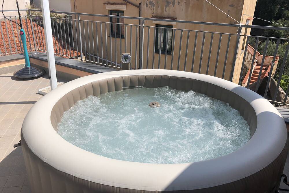 A newly renovated, stylish 2 bedroom apartment with amazing sea view in Nerano, Naples Province