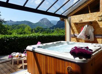 Gîte pour 5 personnes, avec jardin ainsi que jacuzzi et terrasse dans l' Ariège