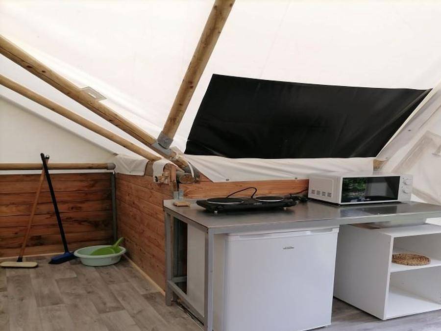 Flower Camping Le Pavillon - Tente en toile et en bois 4 personnes - Bungalow Toilé et Bois Standard 28m² - 2 chambres (sans sanitaires) 4 pers in La Mothe-Achard, Vallée de la Loire
