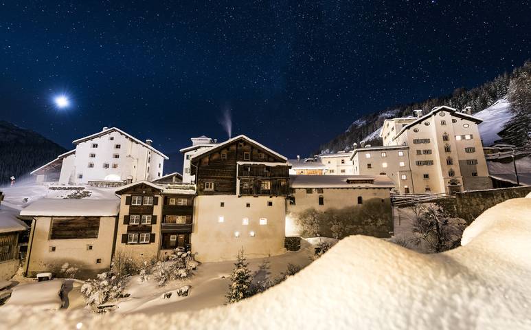Ganze Ferienwohnung, Historisches Teiler-Haus - 4-Bettwohnung in Splügenpass, Rheinwald