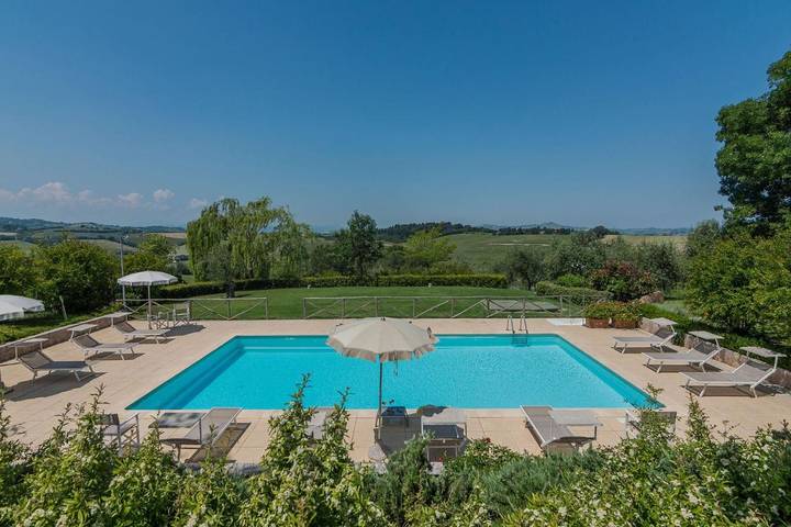 Villa für 14 Personen, mit Garten und Pool sowie Seeblick