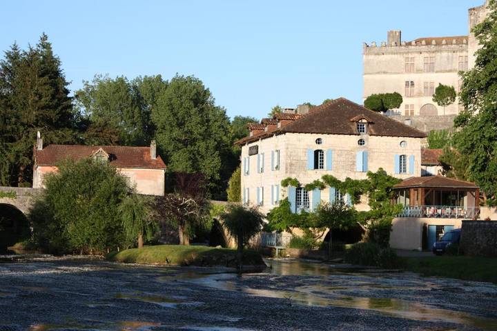 Hôtel pour 3 personnes, avec vue ainsi que jardin et piscine, animaux acceptés à Bourdeilles - 2
