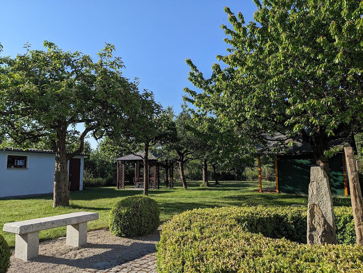 Ferienhaus zur Altmühl - Gartenhaus rot mit einem Schlafzimmer in Ornbau, Fränkisches Seenland