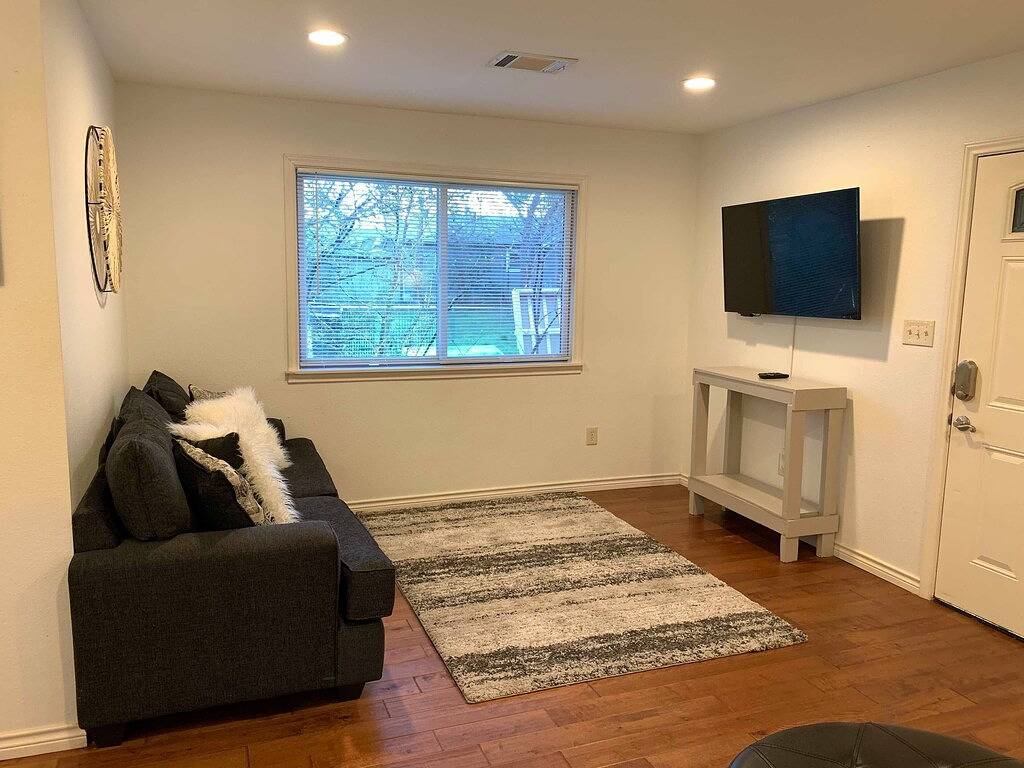 Idiot's Hill Guest House in Denton, Denton County