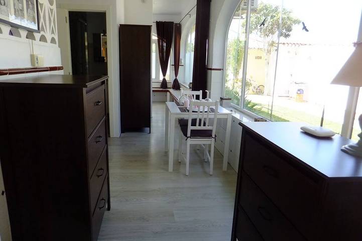 Gîte pour 2 personnes, avec terrasse ainsi que piscine et jardin à Oliva