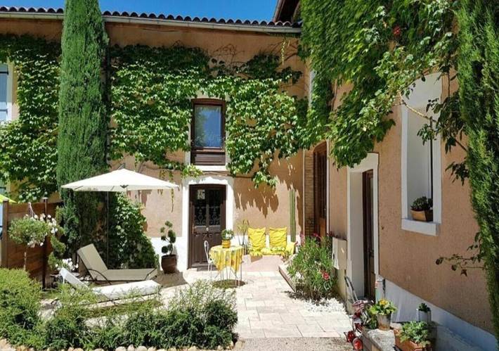 Location de vacances pour 6 personnes, avec terrasse et jardin dans Reventin-Vaugris