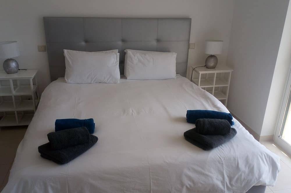 Luxuriöse und geräumige 3-Bett-Ende der Terrasse Linked Villa mit großem Pool in Budens, Faro Distrikt