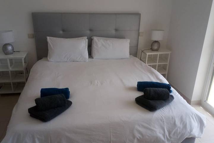 Luxuriöse und geräumige 3-Bett-Ende der Terrasse Linked Villa mit großem Pool in Budens, Faro Distrikt