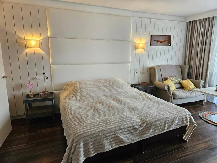 Appart’hôtel pour 3 personnes, avec Balcon et Terrasse ainsi que Piscine et Vue