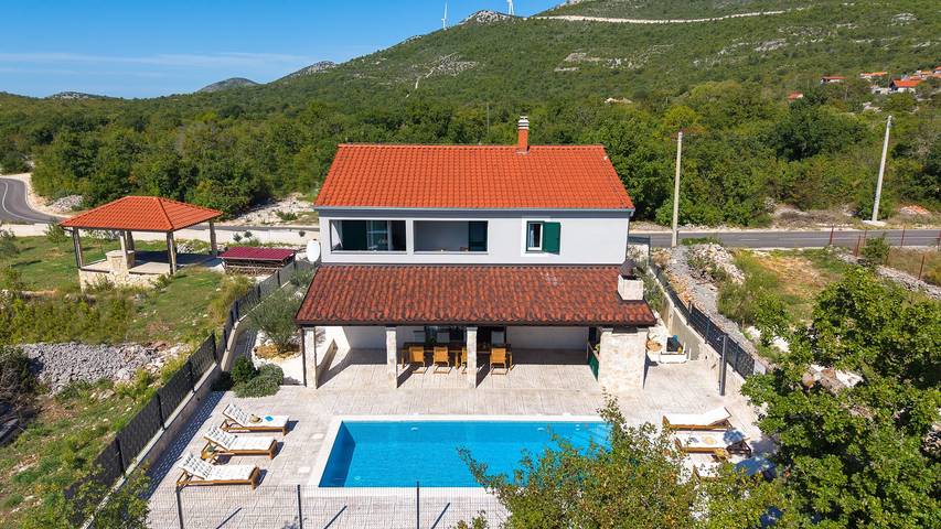 **Villa Admiral: Your Idyllic Retreat in rural area of Trogir hinterland** in Marina, Condado de Split-Dalmácia