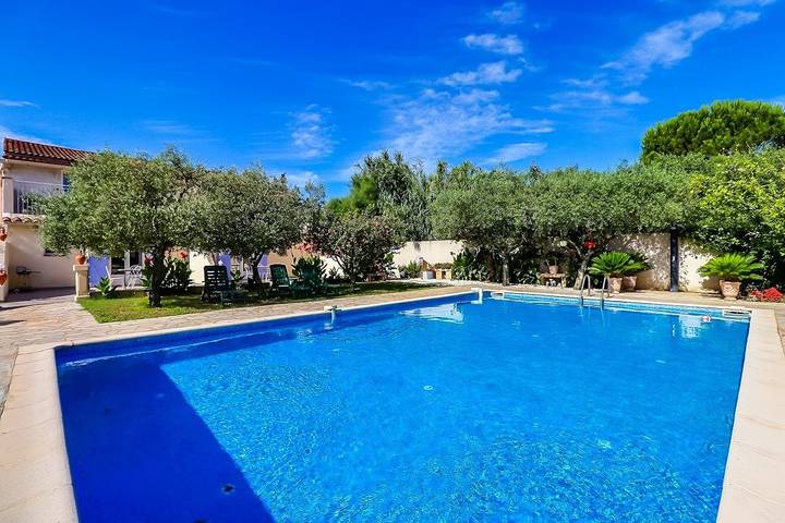 Gîte pour 4 personnes, avec piscine ainsi que terrasse et jardin à Beaucaire - 4