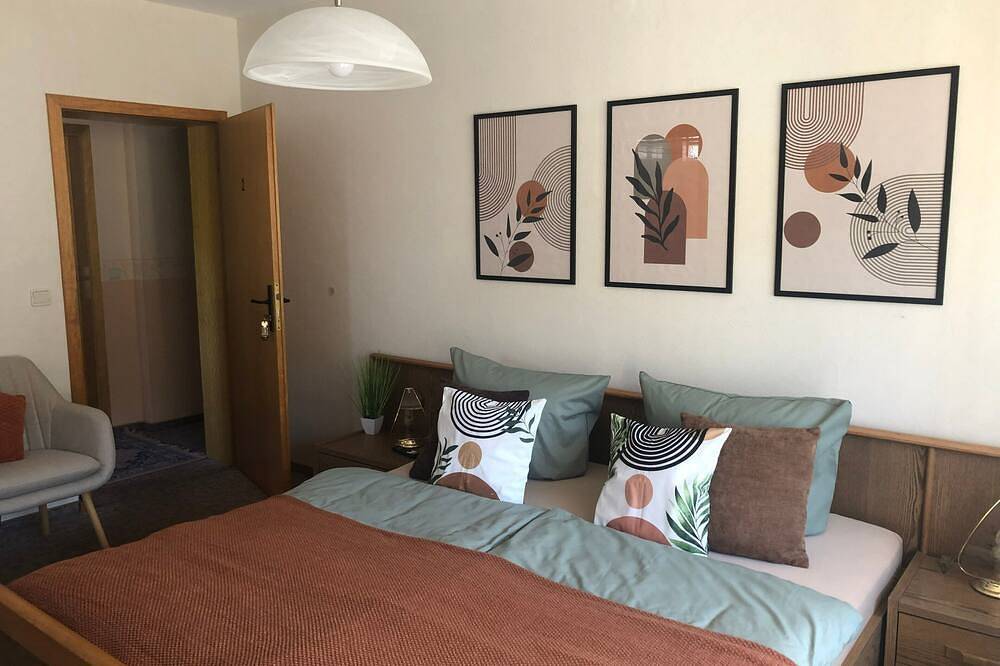 Ganze Wohnung, Zimmer 2, 1Og Moselblick Eva  mit Gemeinschaftsküche, gemeinsamen Garten, Balkon und Wlan in Klotten, Cochem-Zell