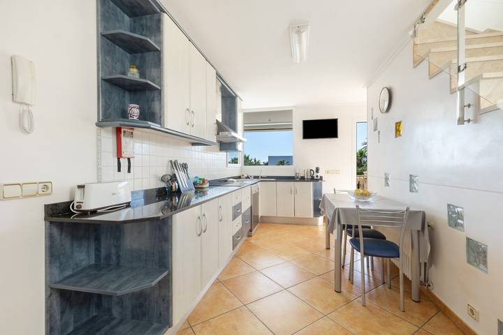 Villa « Rafael » avec vue sur la mer, Wi-Fi et climatisation in Punta Prima, Sant Lluís
