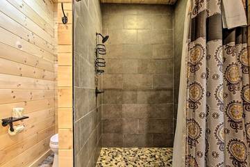 Log Cabin for 7 Guests in Pigeon Forge, Sevier County, Picture 2