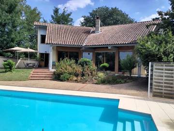 Chambre d’hôte pour 2 personnes, avec vue ainsi que jardin et piscine à Mogneneins