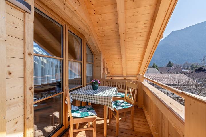 Ganze Wohnung, Ferienwohnung "Susi" im Neubau mit Blick auf die Zugspitze, 2 Balkonen & Wlan in Farchant, Bayerische Alpen