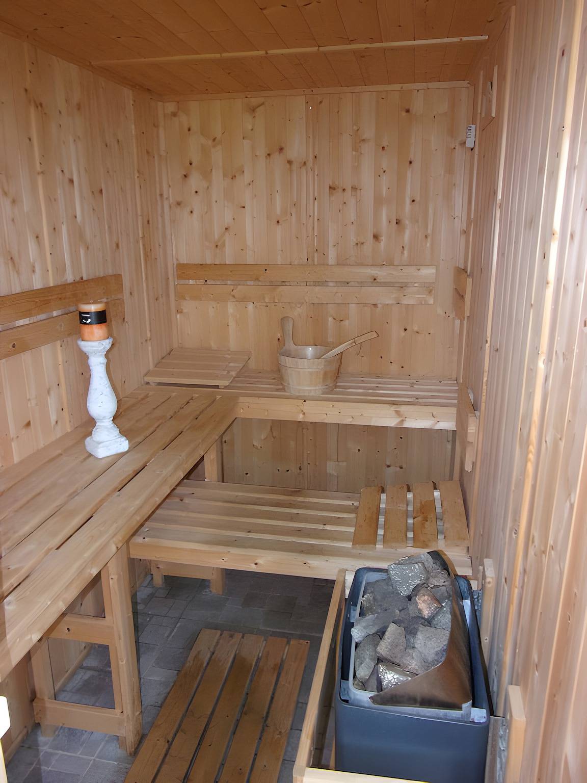 Gîte De L'Arguenon - L'oranger avec piscine partagée, sauna, jacuzzi in Jugon-les-Lacs, Région de Dinan