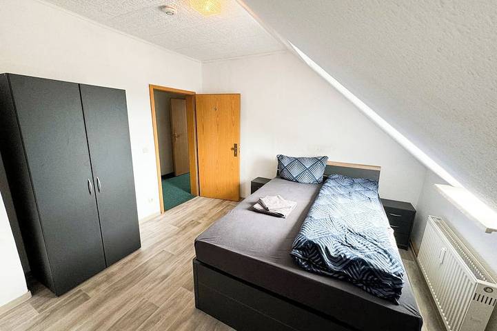 Ganze Wohnung, Apartment with 3 Sleeping rooms, 3 bathrooms, kitchen, wifi, netflix, second fl. in Rudolstadt, Saaleland