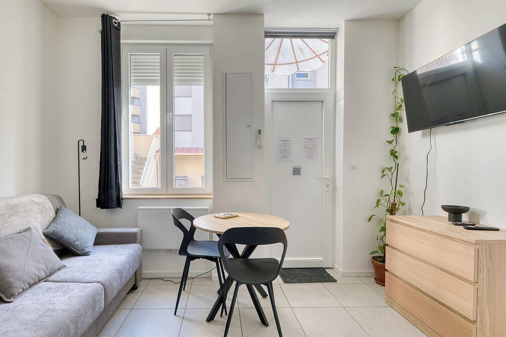 Appartement entier, Charmant T2 proche Lyon et métro climatisé in Villeurbanne, Lyon et ses environs