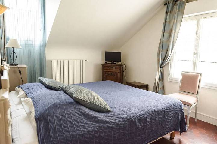 Ferienhaus-Traditionell-Ensuite mit Badewanne und Dusche-Gartenblick in Luc-sur-Mer, Caen und Umgebung