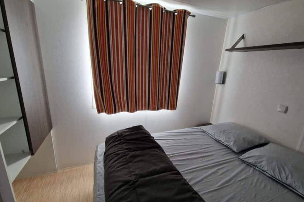 Mobile home with terrace in Saint-Geniez-d'Olt, sleeps 6 in Saint-Geniez-d'Olt-et-d'Aubrac, Parc naturel régional de l'Aubrac