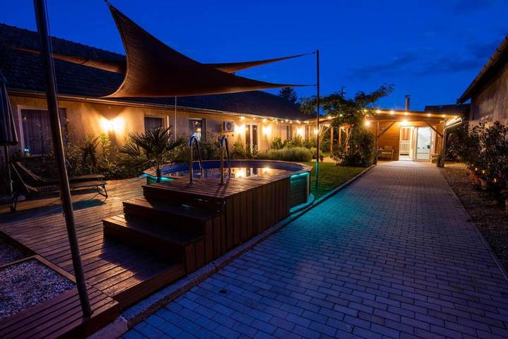 Ferienwohnung für 10 Personen, mit Whirlpool und Sauna sowie Garten und Pool, mit Haustier - 1