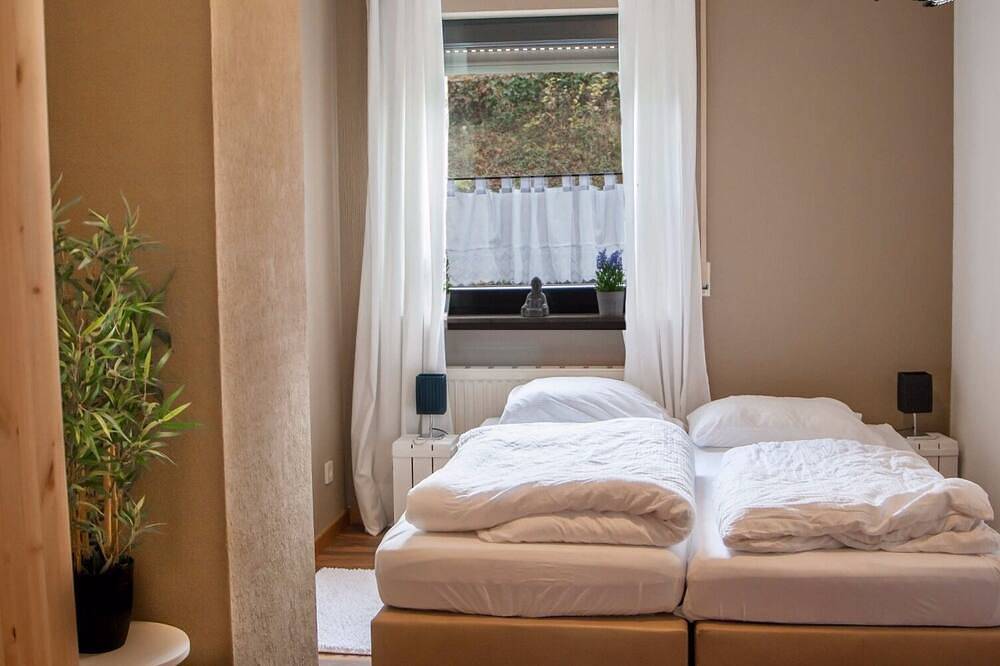 Large Apartment in the Vulkaneifel located on a mountain!!! Up to 12 people Middle in Mürlenbach, Vulkaneifel