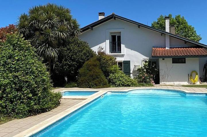 Maison de vacances pour 8 personnes, avec terrasse ainsi que jardin et jacuzzi à Orx