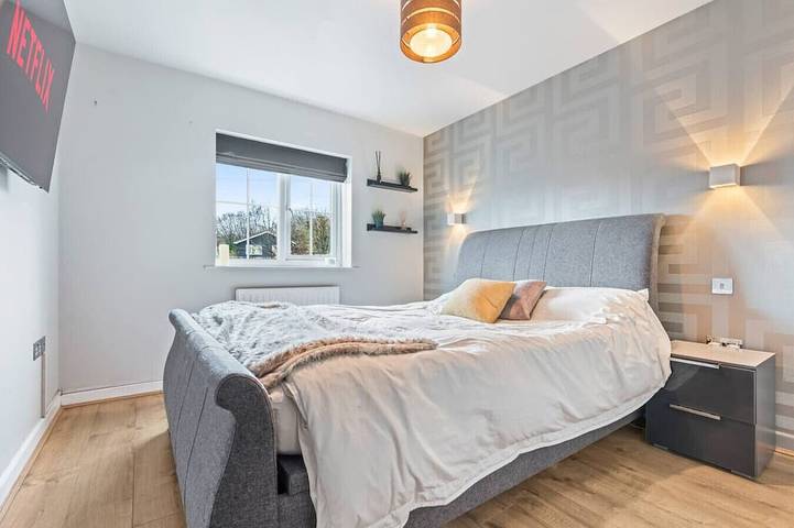 Large 4 Bedroom House Bricket Wood, Van & Car Parking, Sleeps 8 in Hertfordshire