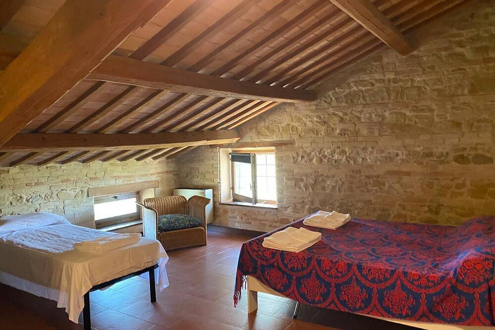 Attic Room with Private Bathroom in a Historic Villa Farmstay in Treia (Italien), Macerata Provinz