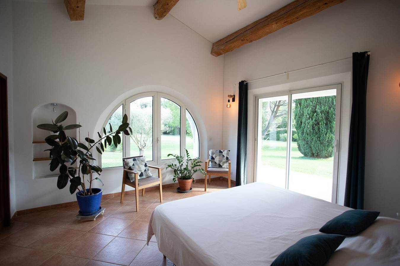 Villa Soleria – Pool & Garden Retreat near Aix in Rognes, Région d'Aix-en-Provence