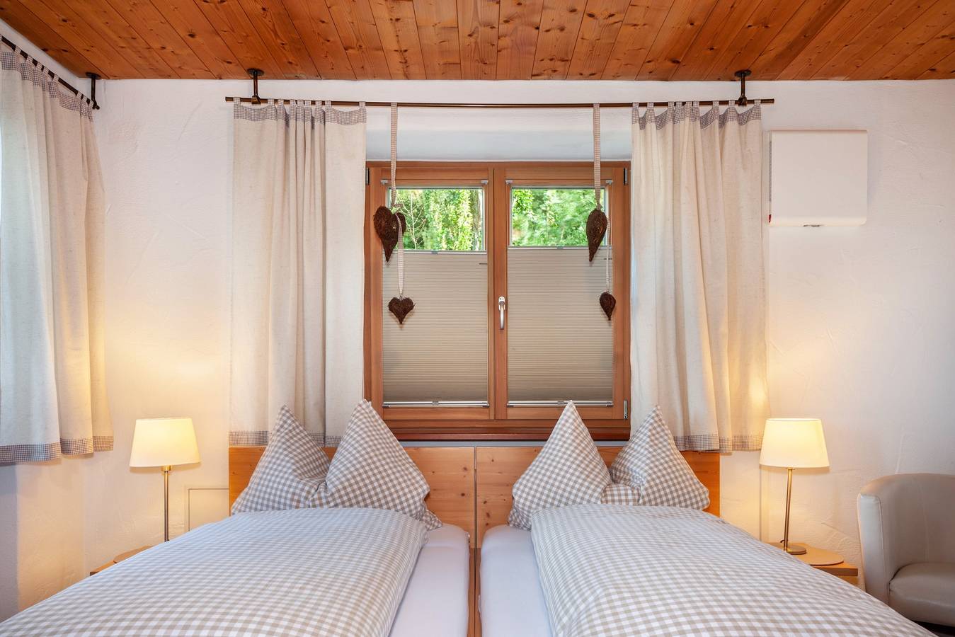Ganze Wohnung, Ferienwohnung 'Zugspitze' mit Bergblick, Gemeinschaftsterrasse und Wi-Fi in Dietmannsried, Bayerisch Schwaben